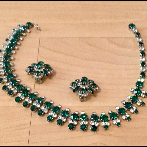 Jewelry - Emerald Green vintage necklace with clip earrings